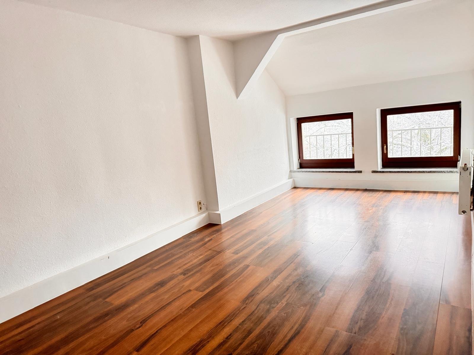 Wohnen Sie doch in einer großzügigen 4 Raumwohnung ganz oben :) Wohnen Sie doch in einer großzügigen 4 Raumwohnung ganz oben :)